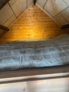 Postel nebo postele na pokoji v ubytování Knus vakantiehuis 100m van het strand (privé tuin)