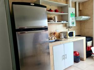 サルタにあるDepartamentos saltaの- ステンレス製の冷蔵庫付きの小さなキッチン