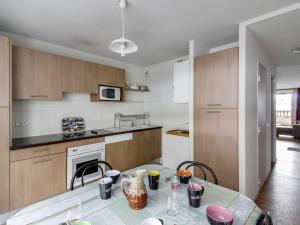 Appartement La Mongie, 4 pièces, 8 personnes - FR-1-404-146にあるキッチンまたは簡易キッチン