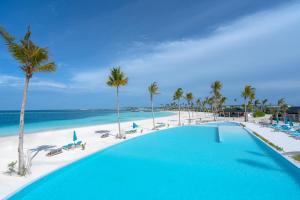 Bazén v ubytování Joy Island Maldives All Inclusive Resort nebo v jeho okolí