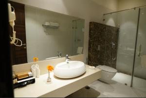 Koupelna v ubytování The Vivaan Hotel & Resorts Karnal