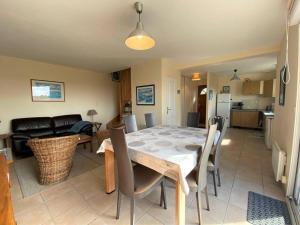 Kuchyňa alebo kuchynka v ubytovaní Maison 3* face à la mer avec WiFi, à 200m du littoral, terrasse, parking, et tout confort à Pleumeur-Bodou - FR-1-368-366