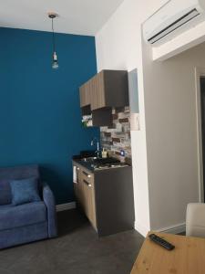 a kitchen with a stove and a blue wall at LOFT 99 in Palermo