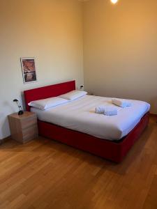 1 dormitorio con 1 cama grande y cabecero rojo en Cozy Nest, en Milán