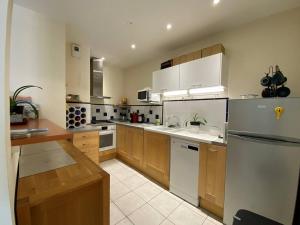 Kuchnia lub aneks kuchenny w obiekcie Appartement spacieux face plage avec balcon, parking privé et animaux admis à Trégastel - FR-1-368-378