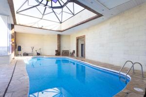 uma grande piscina com uma grande clarabóia em Casa Los Grabados, piscina, vistas, barbacoa y zen em Icod de los Vinos