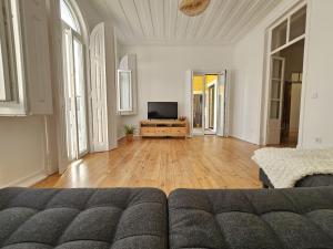 a living room with a couch and a television at Casa Semedo in Montemor-o-Novo