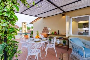 Posezení v ubytování Attico con grande terrazza e vista sulla città