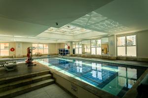 a large swimming pool in a large building at STD - Anora Spaces - Stadium Alphaville in Barueri