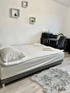 a bed in a bedroom with a desk and a rug at Apus de vis in Cluj-Napoca