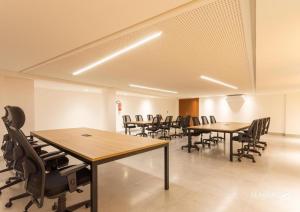 Área de negócios e/ou sala de conferências em Flat ARPOAR Suítes Manaíra com vista para o mar