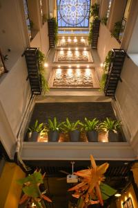- une vue sur le hall avec des plantes et des lumières dans l'établissement Bonjour D'An Nam Hotel, à Hanoï