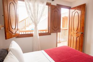 1 dormitorio con cama y ventana en Hospedaje Vista Hermosa Salento, en Salento