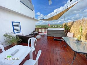 Een balkon of terras bij Palmeras Beach Apartments - Playa Santa