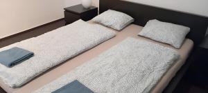 - un lit avec 2 oreillers dans l'établissement Cozy Apartment in the Middle of Bratislava, à Bratislava