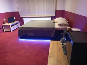 Cama ou camas em um quarto em Aes Sedai Kinetic Spa, Living & Airport Shuttle Services