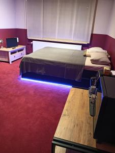 um quarto com uma cama com uma luz LED azul em Aes Sedai Kinetic Spa, Living & Airport Shuttle Services em Antuérpia