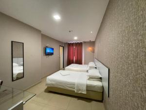 Postel nebo postele na pokoji v ubytování Hotel Jelai @ Temerloh, Pahang