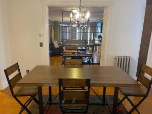 uma sala de jantar com uma mesa de madeira e cadeiras em Large 2 Bed-Room Apt Across From Union College em Schenectady