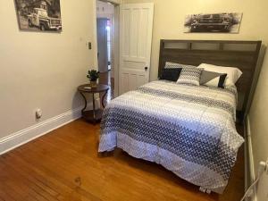 een slaapkamer met een groot bed en een houten vloer bij Large 2 Bed-Room Apt Across From Union College in Schenectady