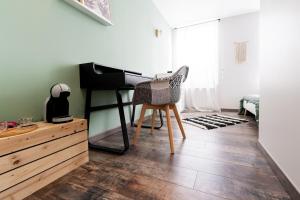 salon z pianinem i drewnianą podłogą w obiekcie KASA CARO - Wifi & TV - Proche Centre ville w mieście Valenciennes