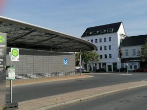 un bâtiment situé sur le côté d'une rue de la ville dans l'établissement estrella24 LIVING ROOMS Tokio, à Herne