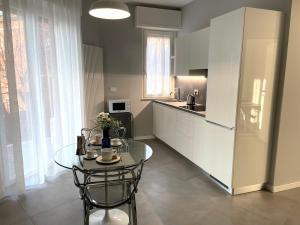 a kitchen with a glass table and a counter at Domus Pyrus Apartments in Pero
