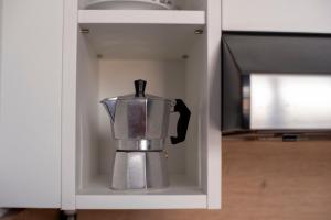 Příslušenství pro přípravu čaje a kávy v ubytování Várfal-Lak apartman