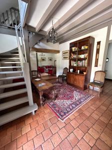 een woonkamer met een trap en een woonkamer bij Une chambre au Pré des fées in Salbris