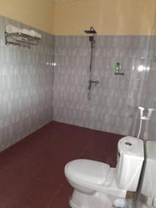 ein Badezimmer mit einem weißen WC und einer Dusche in der Unterkunft SELOUS RIVER VIEW LODGE in Kwangwazi