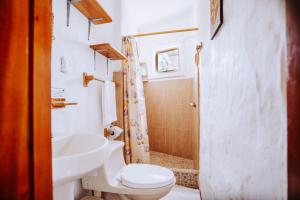Koupelna v ubytování Hostal Galapagos by Bar de Beto + 37 fotografií