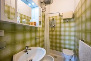 uma casa de banho com um lavatório, um WC e um espelho. em La Casina di Radi em Monteroni dʼArbia