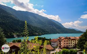 uitzicht op een stad met een meer en bergen bij Bmp apartment Molveno Relax in Molveno