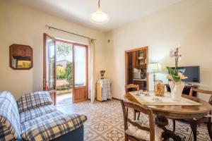 uma sala de estar com uma mesa e cadeiras e uma porta em La Casina di Radi em Monteroni dʼArbia