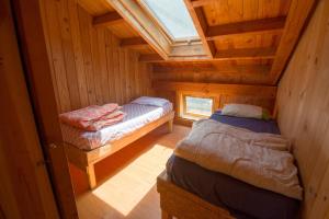una vista aérea de 2 camas en una cabaña en El Refugio Casa de Montaña en San Martín de los Andes