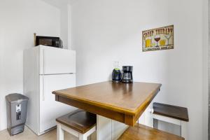 eine Küche mit einem Holztisch neben einem Kühlschrank in der Unterkunft Live Upper Manhattan on a Budget in New York + 6 Fotos