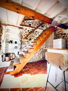 ein Zimmer mit einem Haufen Treppen in einem Gebäude in der Unterkunft Maison Louisa 