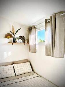 的住宿－Maison Louisa，一间带卫生间和窗户的小浴室