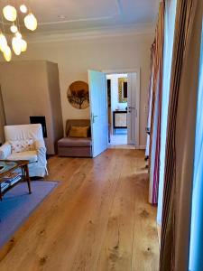 Posedenie v ubytovaní Cozy Apartment Steyr Mitte, ruhig, Parkplatz, Terasse, 2 Schlafzimmer, WLAN