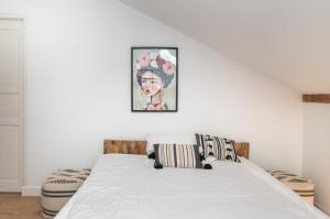 um quarto com uma cama e um quadro na parede em Przytulny Loft W Uroczej Okolicy em Gliwice