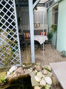 Patio alebo iná vonkajšia časť ubytovania Cozy Apartment Steyr Mitte, ruhig, Parkplatz, Terasse, 2 Schlafzimmer, WLAN