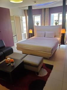 ein Schlafzimmer mit einem großen Bett und einem Sofa in der Unterkunft Boutique Hote123 in Kuala Lumpur