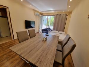 Televisyen dan/atau pusat hiburan di Apartment's Ortakchiev 2