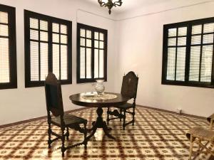 jadalnia ze stołem, krzesłami i oknami w obiekcie La Almedina: Palacio de Foronda w mieście Cazorla
