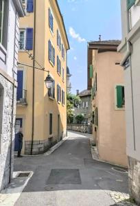 een lege straat in een steeg tussen twee gebouwen bij Chambre double Montreux centre vue lac in Montreux