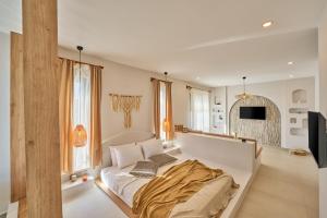 - une chambre avec un grand lit dans l'établissement Lilium Boutique Hotel, à Antalya