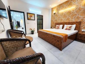 um quarto de hotel com uma cama e uma cadeira em Furnished 2BHK Independent Apartment 7 in Greater Kailash - 1 Delhi em Nova Deli