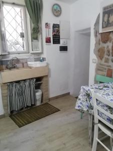 una piccola cucina con un lavello e un tavolo di Casa vacanza LA MIA CASETTA SUTRI a Sutri