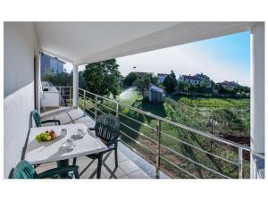 d'une terrasse avec une table et des chaises sur un balcon. dans l'établissement Apartments Moderno 2, à Fažana