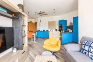 - un salon avec des armoires bleues et un canapé dans l'établissement Gozo Escape 2-Bed Apartment in Marsalforn, à Marsalforn